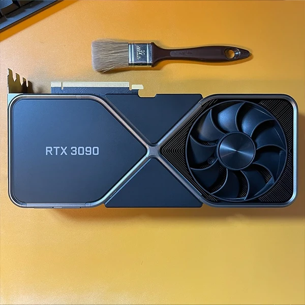 RTX 3090 Grafikkarte mit Pinsel zur Reinigung
