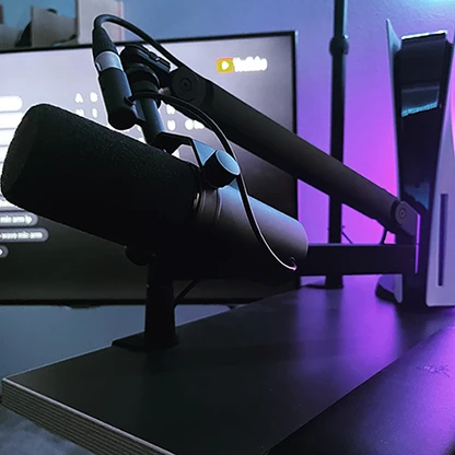Mikrofon am Gaming-Setup mit lila Beleuchtung
