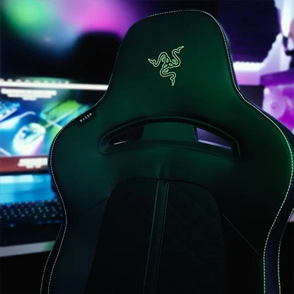 Razer Gaming-Stuhl vor beleuchtetem Setup